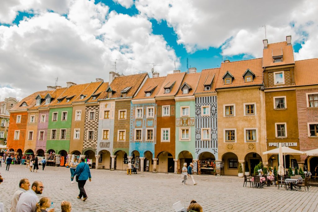 widok na kolorowe kamieniczki na starym rynku w Poznaniu, co warto zobaczyć w polsce