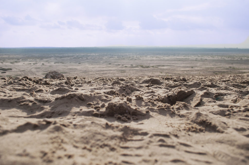 zbliżenie na piasek, pustynia błędowska, co warto zobaczyć w Polsce