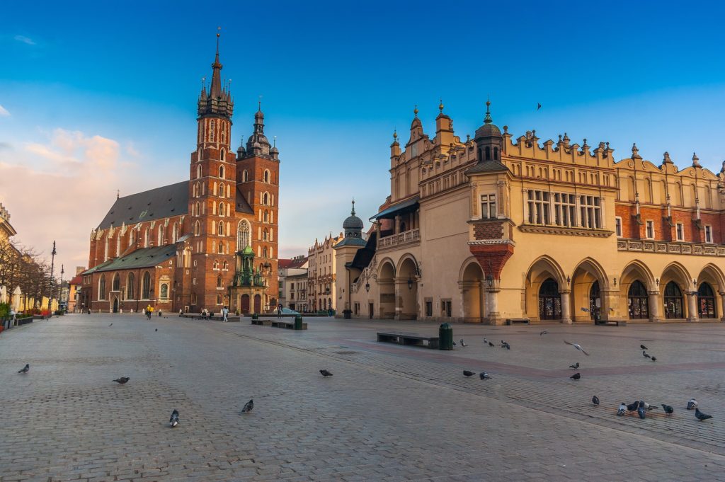 widok na sukiennice w Krakowie, co warto zobaczyć w Polsce