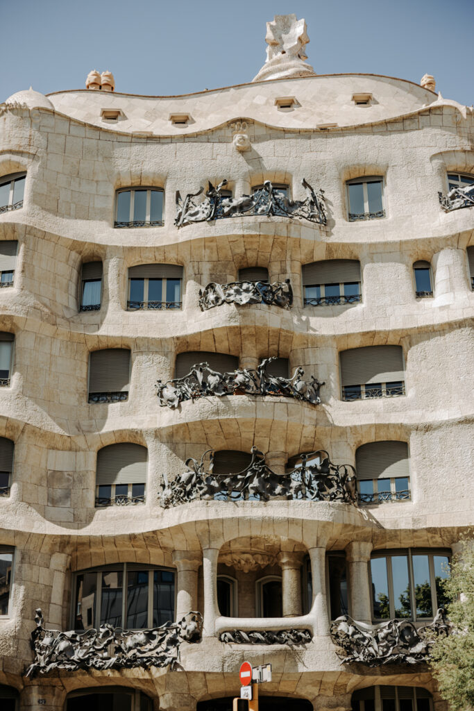 casa mila, atrakcje w barcelonie, śladami gaudiego w barcelonie, co zobaczyć w barcelonie, ulice barcelony