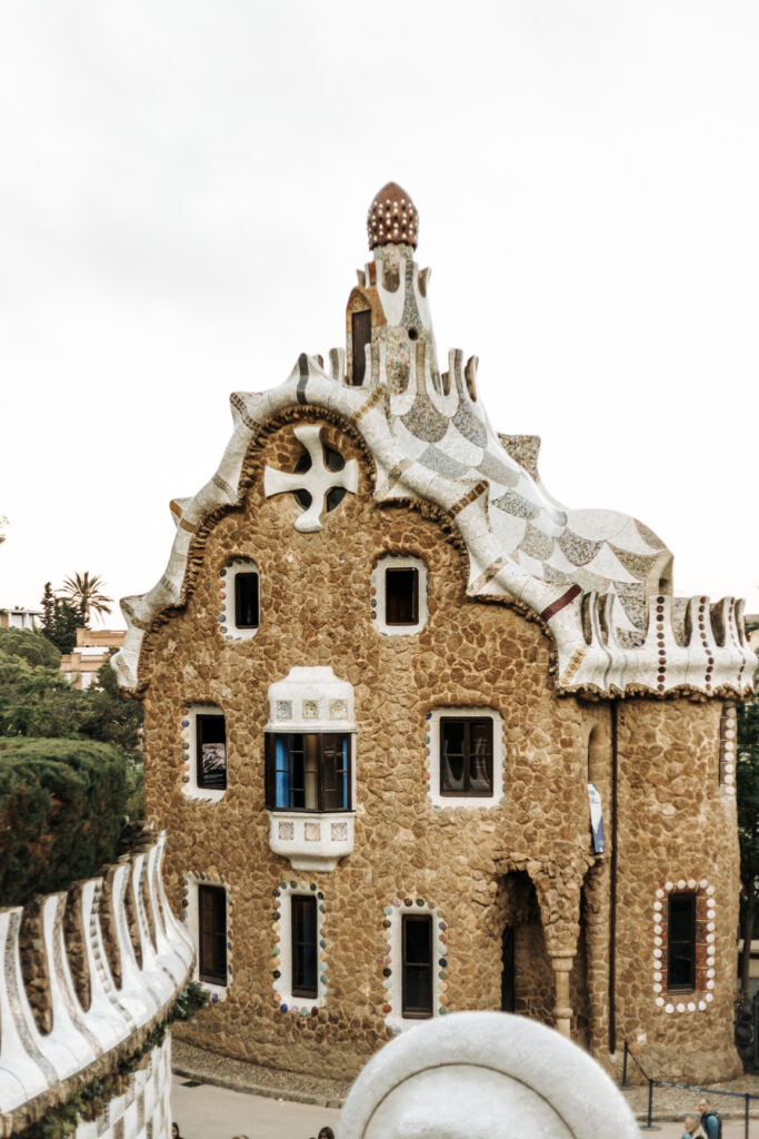 park guell, atrakcje w barcelonie, co warto zobaczyć w barcelonie, domki w parku guell