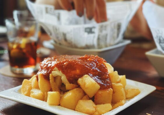 Patatas Bravas w Barcelonie, co zjeść w Barcelonie