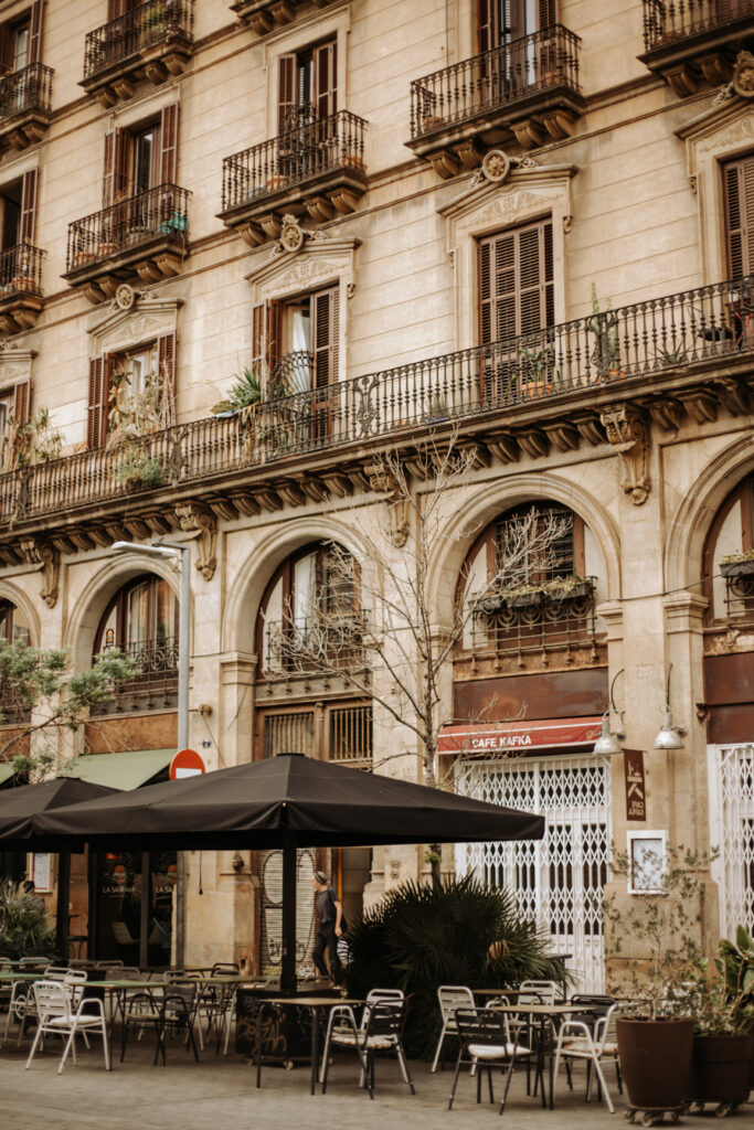 barcelona, uliczki barcelony, dzielnica gracia, co warto zobaczyc