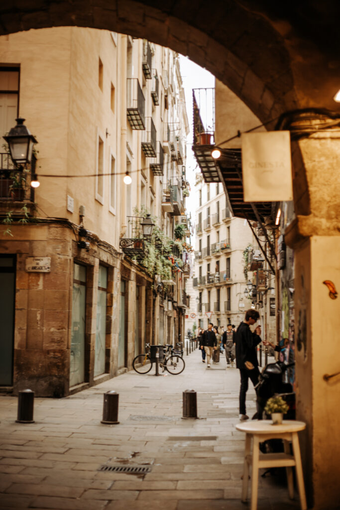 barcelona, uliczki barcelony, dzielnica gracia, co warto zobaczyc