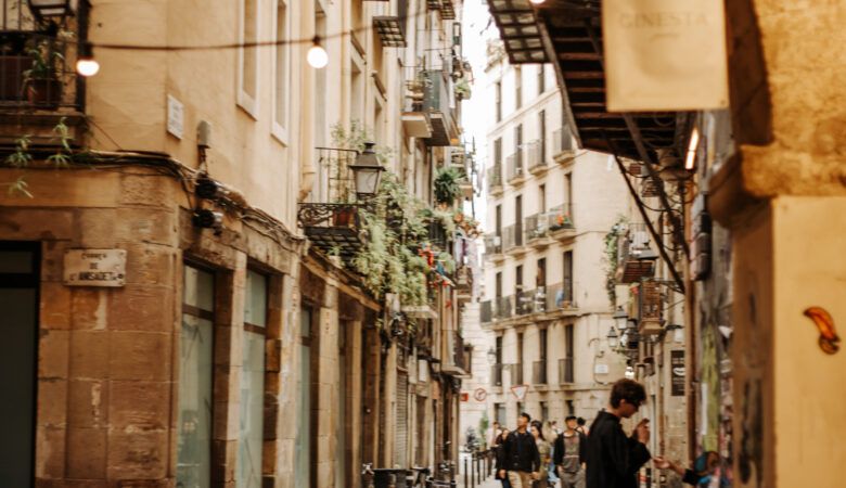 barcelona, uliczki barcelony, dzielnica gracia, co warto zobaczyc