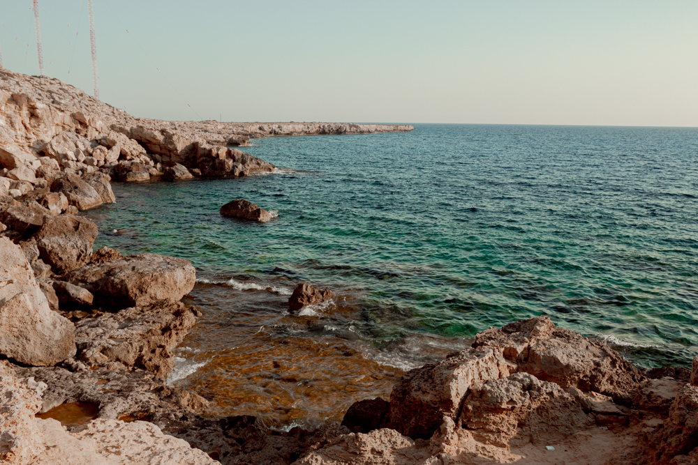 Miejsca, które trzeba zobaczyć na Cape Greco Kameralna plaża przy bazie radarowej