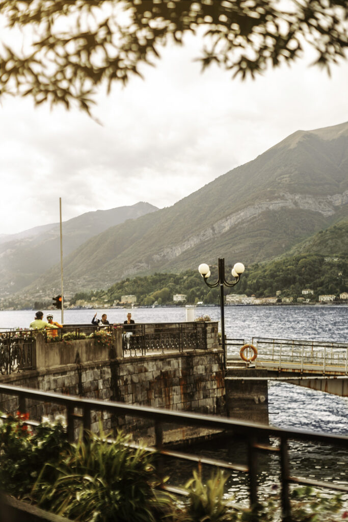 Widok na góry z Bellagio nad jeziorem Como.