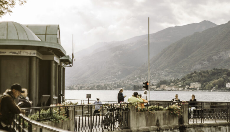 Widok na góry i jezioro z Bellagio nad jeziorem Como