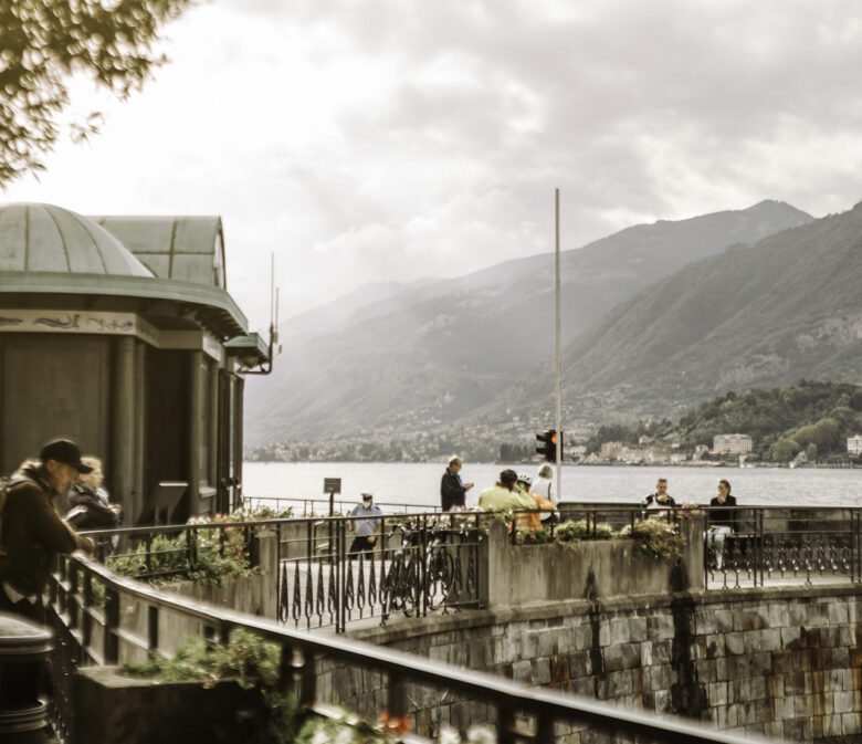 Widok na góry i jezioro z Bellagio nad jeziorem Como